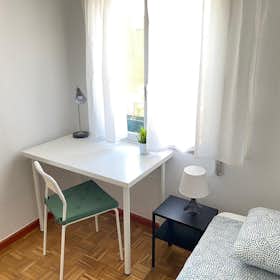Private room for rent for €330 per month in Madrid, Avenida de la Albufera