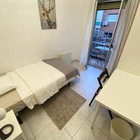 Private room for rent for €460 per month in Madrid, Calle de Embajadores
