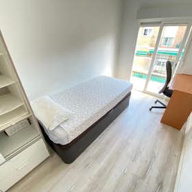 Private room for rent for €400 per month in Madrid, Calle de Hermenegildo Bielsa