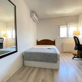 Private room for rent for €420 per month in Madrid, Calle de Hermenegildo Bielsa