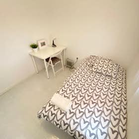 Private room for rent for €300 per month in Madrid, Calle de Cardeñosa