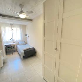Private room for rent for €400 per month in Madrid, Calle de Valderrobres