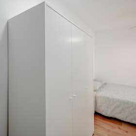 Private room for rent for €400 per month in Madrid, Calle de la Pilarica