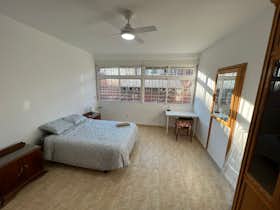 Private room for rent for €400 per month in Madrid, Calle de Sierra Carbonera