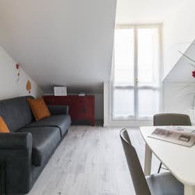 Apartment for rent for €1,900 per month in Milan, Via della Commenda