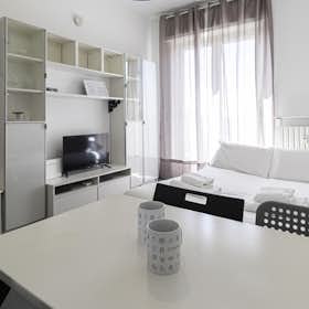 Apartment for rent for €1,650 per month in Milan, Via Voghera