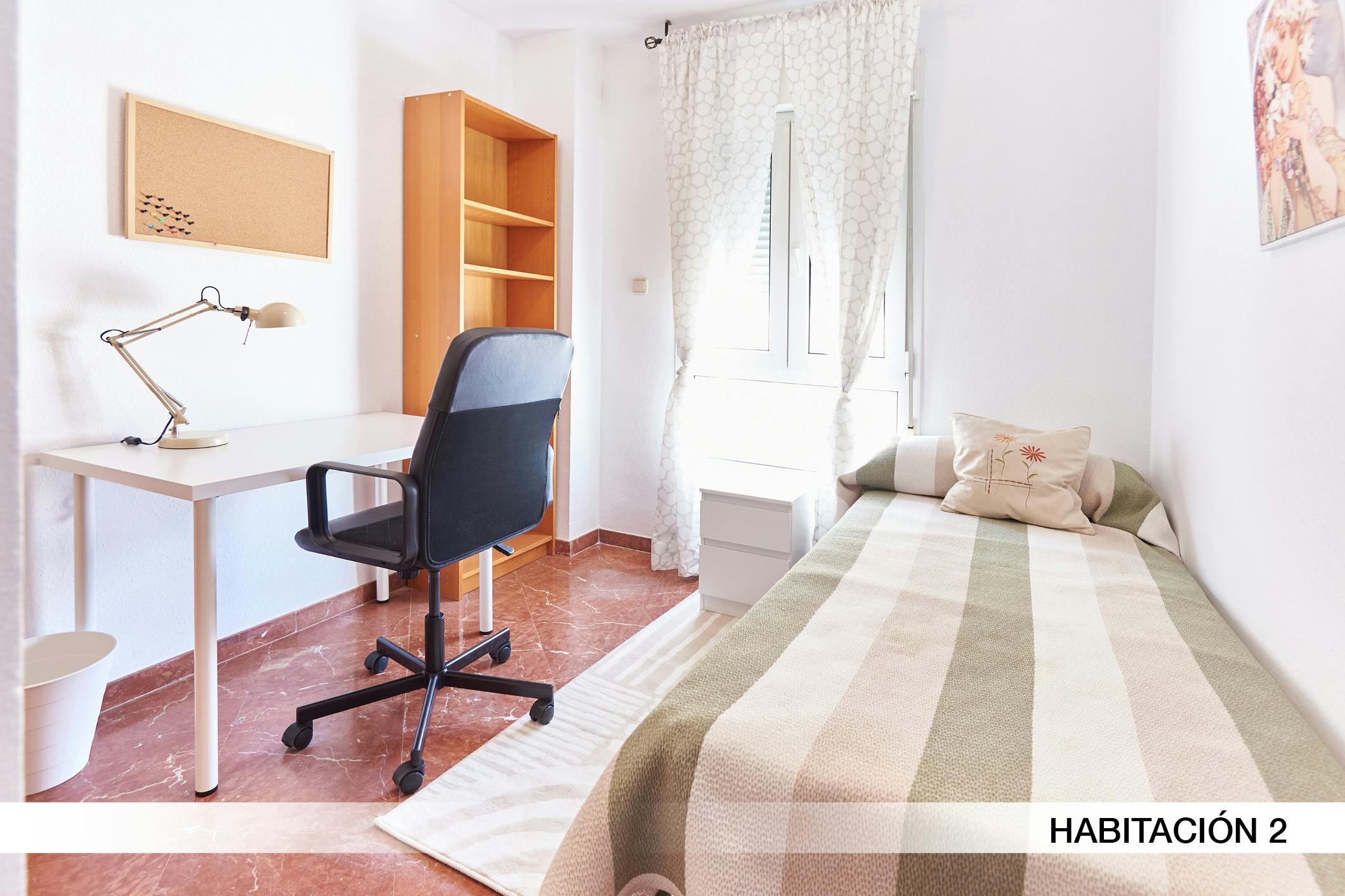 Habitación privada en alquiler por 500 € al mes en Sevilla, Calle Marqués del Nervión