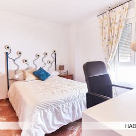 Private room for rent for €530 per month in Sevilla, Calle Marqués del Nervión