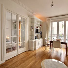 Apartment for rent for €2,302 per month in Paris, Boulevard Richard Lenoir