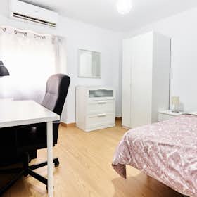 Private room for rent for €360 per month in Sevilla, Calle Tarfía