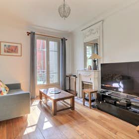 Apartment for rent for €2,310 per month in Paris, Rue de la Croix-Nivert