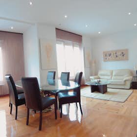 Apartment for rent for €2,000 per month in Madrid, Calle de Santa Engracia