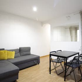 Apartment for rent for €1,005 per month in Madrid, Calle de Atocha