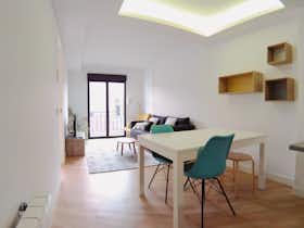Apartment for rent for €1,500 per month in Madrid, Calle del Amor de Dios