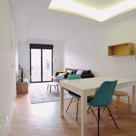 Apartment for rent for €1,450 per month in Madrid, Calle del Amor de Dios
