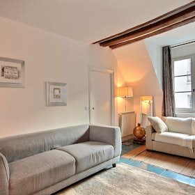 Apartment for rent for €2,376 per month in Paris, Rue des Rosiers