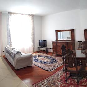 Appartement te huur voor € 990 per maand in Tivoli, Via Trevio
