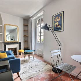 Studio for rent for €1,673 per month in Paris, Rue Vieille du Temple