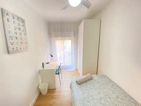 Private room for rent for €340 per month in Madrid, Calle Sierra de Monchique
