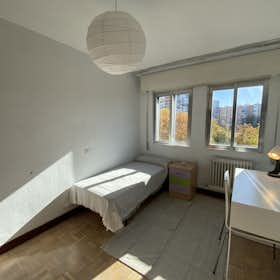 Private room for rent for €400 per month in Madrid, Calle de Santiago de Compostela