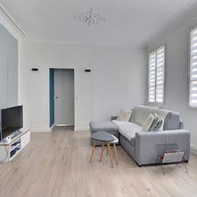 Apartment for rent for €2,332 per month in Paris, Rue Jacquemont