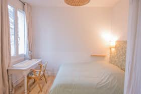 Private room for rent for €1,190 per month in Paris, Passage du Monténégro
