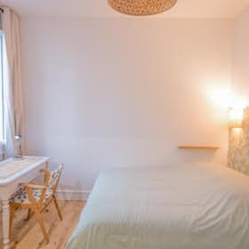 Private room for rent for €1,190 per month in Paris, Passage du Monténégro