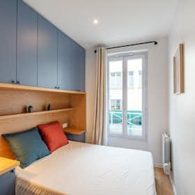 Private room for rent for €1,340 per month in Paris, Rue Ordener