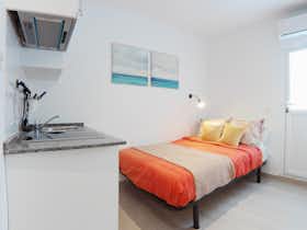 Studio for rent for €700 per month in Madrid, Calle Rodrigo Uhagón