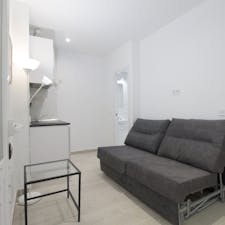 Apartment for rent for €600 per month in Madrid, Calle Rodrigo Uhagón
