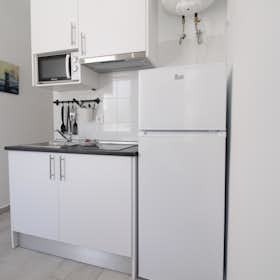 Appartement te huur voor € 750 per maand in Madrid, Calle de Santoña