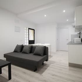 Apartment for rent for €1,200 per month in Madrid, Calle de San Bernardo