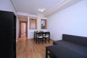 Apartment for rent for €1,100 per month in Madrid, Calle de Robledo