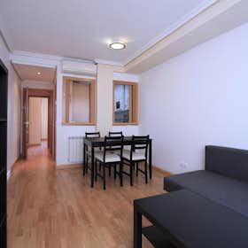 Apartment for rent for €1,100 per month in Madrid, Calle de Robledo