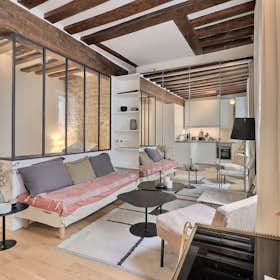Studio for rent for €1,684 per month in Paris, Rue Poissonnière