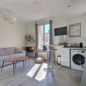 Studio for rent for €1,430 per month in Levallois-Perret, Rue Barbès