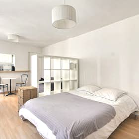 Studio for rent for €1,430 per month in Paris, Rue Notre-Dame de Nazareth
