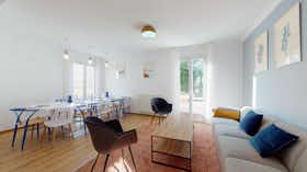 私人房间 正在以 €840 的月租出租，其位于 Suresnes, Boulevard du Maréchal de Lattre de Tassigny