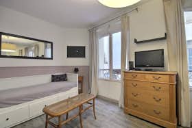 单间公寓 正在以 €1,324 的月租出租，其位于 Paris, Rue du Faubourg Saint-Martin