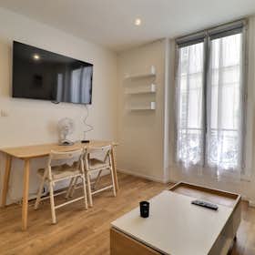 Apartamento para alugar por € 1.272 por mês em Paris, Rue Myrha