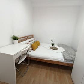 Private room for rent for €550 per month in Madrid, Calle de Bailén