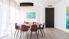 公寓 正在以 €2,400 的月租出租，其位于 San Remo, Viale Carducci