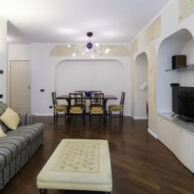 Apartment for rent for €3,425 per month in Milan, Via Tertulliano