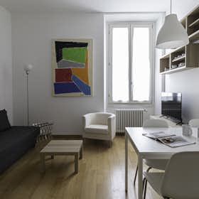 Apartment for rent for €2,315 per month in Milan, Via Paolo Sarpi