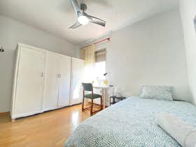 Private room for rent for €350 per month in Madrid, Avenida de Nuestra Señora de Valvanera