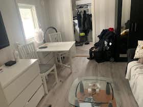 Maison à louer pour 9 572 SEK/mois à Saltsjö-Boo, Gustavsviksvägen