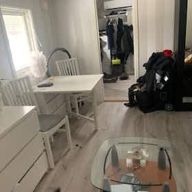Maison à louer pour 9 953 SEK/mois à Saltsjö-Boo, Gustavsviksvägen