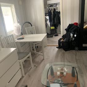 Maison à louer pour 9 877 SEK/mois à Saltsjö-Boo, Gustavsviksvägen