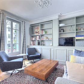 Apartment for rent for €2,120 per month in Paris, Rue Ordener