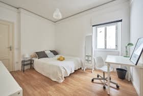 Private room for rent for €540 per month in Lisbon, Rua Sampaio e Pina